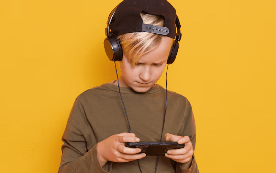 Social Features in Mobile Games: Building Communities and Enhancing Engagement